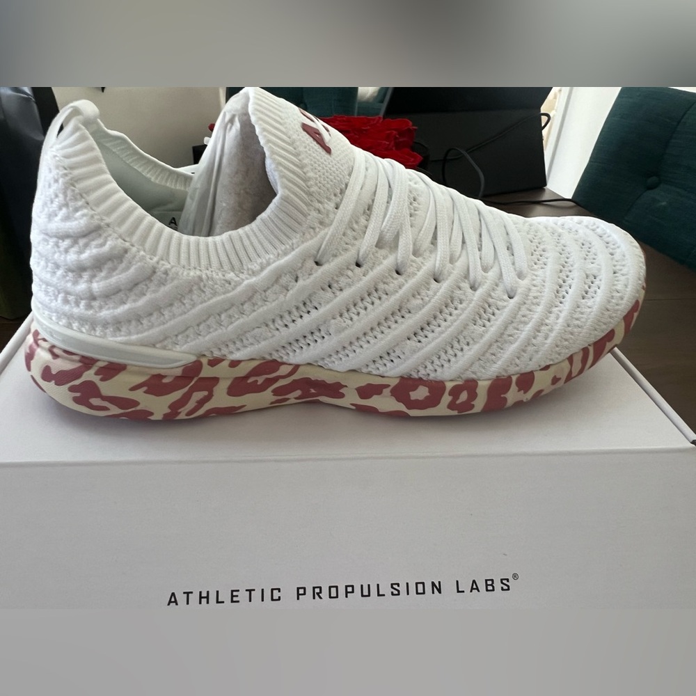 New in box Size 8 APL